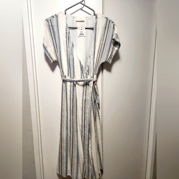 Dresses & Skirts - London rose wrap dress M